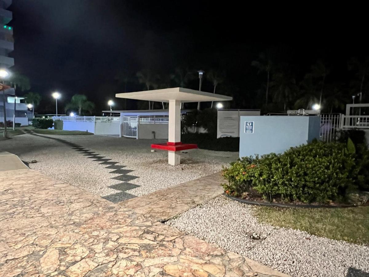 Hobie Oceanfront Apartment At Isla Verde San Juan Exterior foto